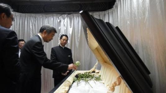 為什么在葬禮中一定要悲傷甚至哭泣？這種行為是怎么留下來的？